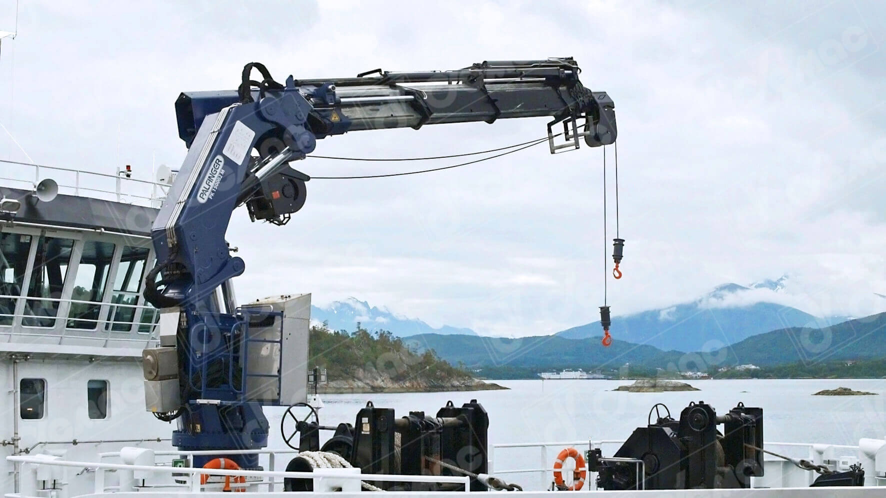 Манипулятор казахстане. Palfinger Marine Crane. Судовые краны Palfinger. Кран манипулятор Palfinger 15500. КМУ манипулятор Palfinger.